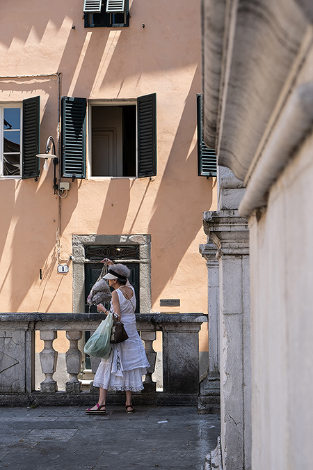 Frau mit einkaufstüten im Hinterhof Italien - Janet Große Fotografin