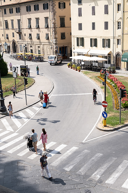 Zebrastreifen mit Menschen in Italien - Janet Große Fotografin