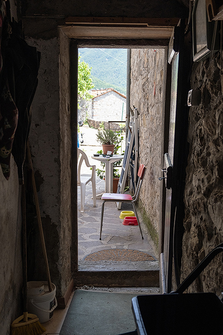 Dunkler Hausflur mit Sicht auf Hinterhof Italien - Janet Große Fotografin