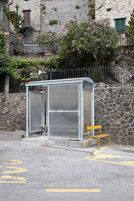 Bushaltestellen Häusschen mit Gelber Bank Italien - Janet Große Fotografin