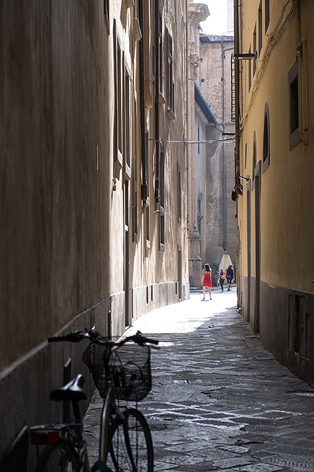 Enge Gasse in Italien - Janet Große Fotografin