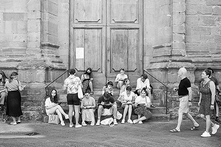 Toursiten sitzen auf Steintreppe einer Kirche mit Handys in den Händen Italien - Janet Große Fotografin
