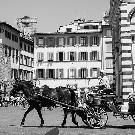 Pferdefuhrwerk vor Pizzaria Italien - Janet Große Fotografin