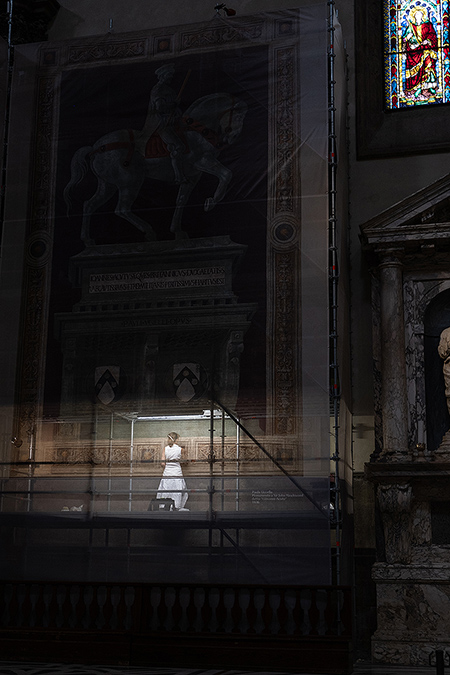 Frau mit Brautkleid vor großem Fresko in einer Kirche Italien - Janet Große Fotografin