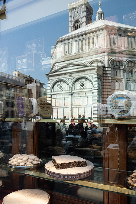 Spiegelung einer Kirche im schauffenster Italien - Janet Große Fotografin
