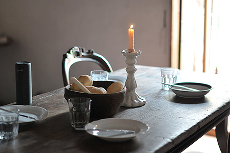 Frühstückstische mit Brötchen und einer Kerze - Janet Große Fotografin Streetphotography