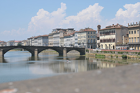 Stein Bogenbrücke mit Häuser im Hintergrund in Italien - Janet Große Fotografin Streetphotography
