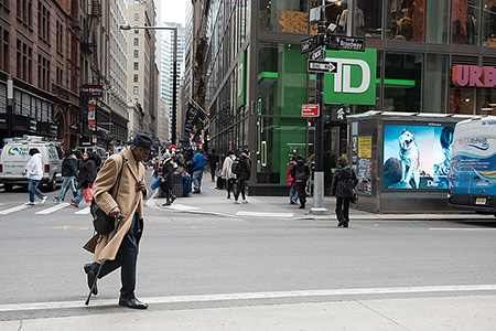 Man überquert Straße mit Stock in New York - Janet Große Fotografin Streetphotography