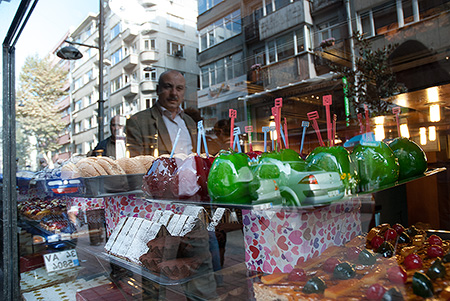 Süßigkeiten und Kuchen in einem Schauffenster - Janet Große Fotografin Streetphotography
