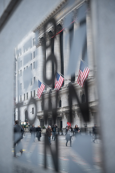 US Flaggen spiegln sich im Fenster - Janet Große Fotografin Streetphotography