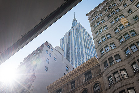 Empire State Building Fotografiert aus Häuserschlucht nach oben New York - Janet Große Fotografin Streetphotography