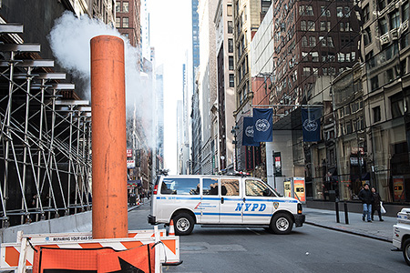New York NYPD Van steht quer auf Strasse - Janet Große Fotografin Streetphotography
