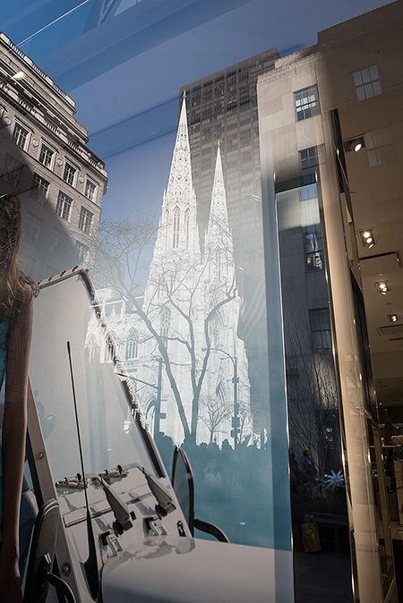 Kirche spiegelt sich im Schauffenster - Janet Große Fotografin Streetphotography