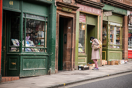 Frau mit Kopfhörern vor Buchladen - Janet Große Fotografin Streetphotography