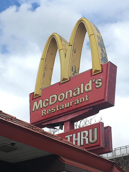 Mc Donalds Schild in New York - Janet Große Fotografin Streetphotography