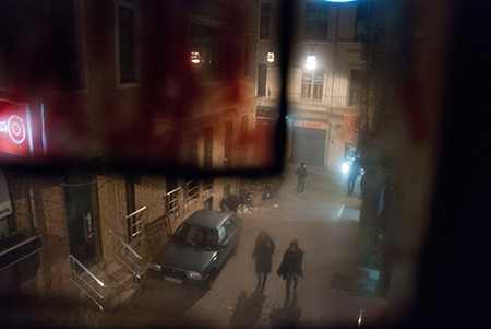 Leute nachts in einem Hinterhof - Janet Große Fotografin Streetphotography