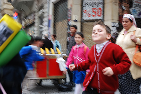 Kindernin einer Strasse - Janet Große Fotografin Streetphotography