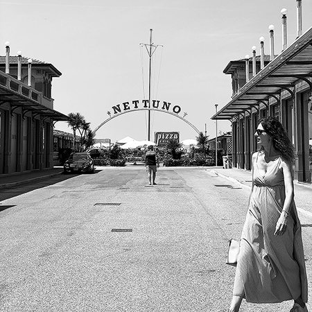 Frau auf Straße Netuno Italien - Janet Große Fotografin