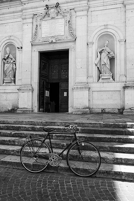 Fahrrad vor Kirche Italien - Janet Große Fotografin