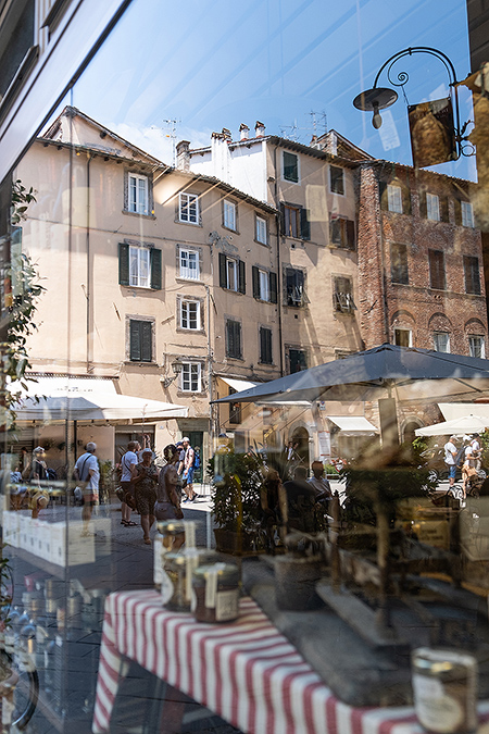 Schaufenster Spiegelung Strassenszene in Italien - Janet Große Fotografin