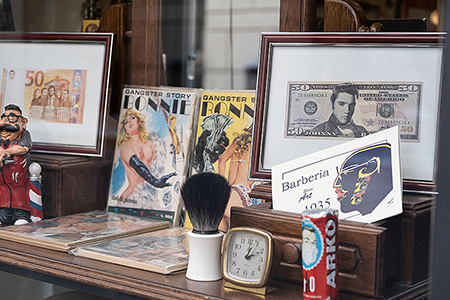 Schaufenster Auslage 50 Dollar Schein mit Elvis und Bonnie Zeitschriften Italien - Janet Große Fotografin