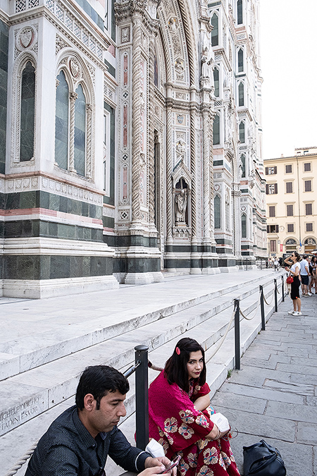 Mann und Frau sitzen auf Treppe einer Kirche Italien - Janet Große Fotografin