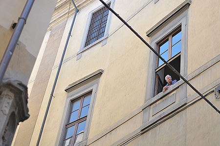 Alter Mann schaut aus Fenster - Janet Große Fotografin Streetphotography