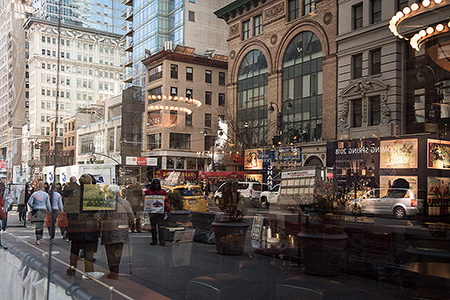 Leute spiegeln sich im Fenster einer Straße in New York - Janet Große Fotografin Streetphotography