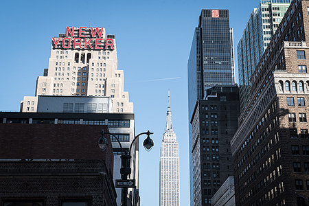 New York Skyline mit New Yorker Schriftzug an einem Hochhaus - Janet Große Fotografin Streetphotography
