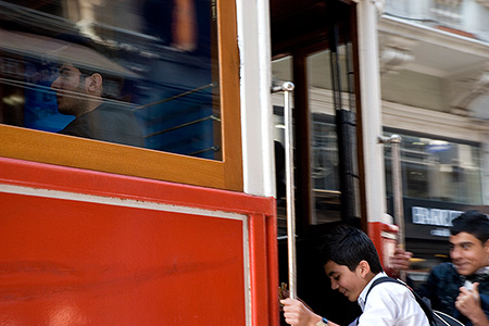 Menschen halten sich an der Trammbahn fest - Janet Große Fotografin Streetphotography