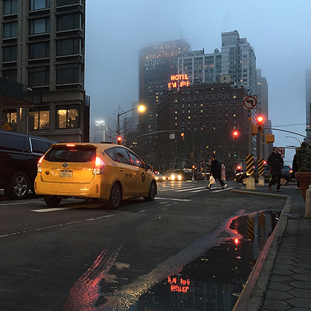 Taxi vor Kreuzung bei diesigem Wetter in New York - Janet Große Fotografin Streetphotography