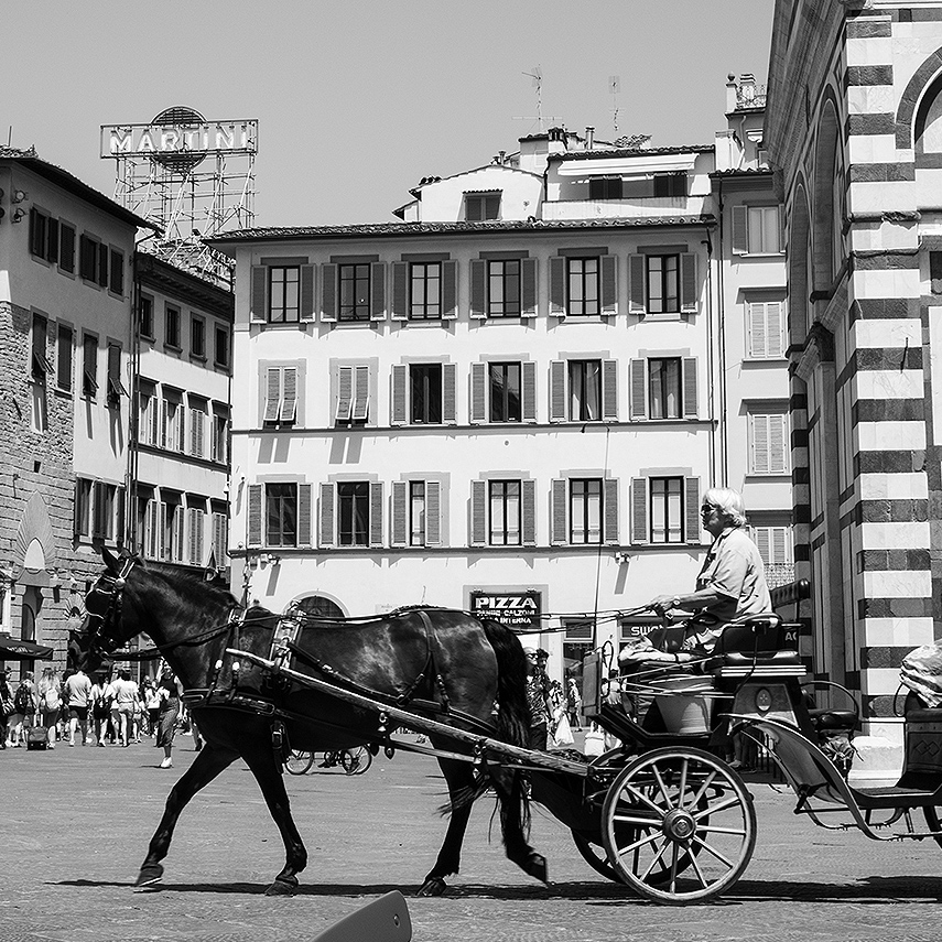 Pferdefuhrwehr vor Pizzaria Italien - Janet Große Fotografin - Wohin Dich Meine Füße Tragen